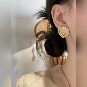 [CHANEL Серьги-гвоздики сердечком, инк