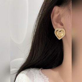 [CHANEL Серьги-гвоздики сердечком, инк