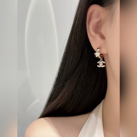 [CHANEL Сережки-гвоздики с двойным «С
