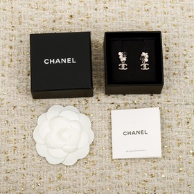 [Сережки-гвоздики CHANEL из эмали 25K]
