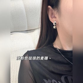 [Сережки-гвоздики CHANEL из эмали 25K]