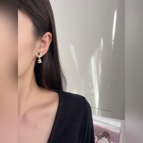 [Сережки-гвоздики CHANEL из эмали 25K]