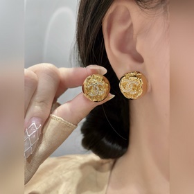 [CHANEL Серьги-гвоздики в форме полус