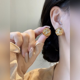 [CHANEL Серьги-гвоздики в форме полус