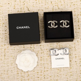 [CHANEL Сережки-гвоздики с эмалевым л