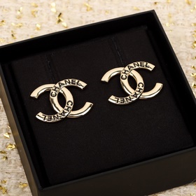 [CHANEL Сережки-гвоздики с эмалевым л