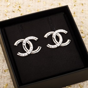 [CHANEL Сережки-гвоздики с эмалевым л