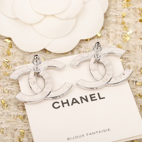 [CHANEL Сережки-гвоздики с эмалевым л
