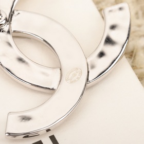 [CHANEL Сережки-гвоздики с эмалевым л