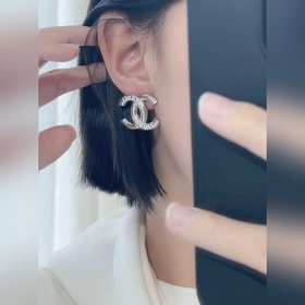 [CHANEL Сережки-гвоздики с эмалевым л