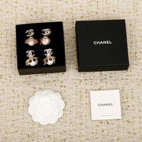 [Серьги-пуссеты «Роботы» от CHANEL] Н