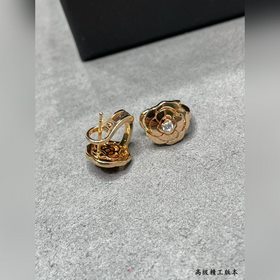 CH008 — серьги-гвоздики Chanel с изобр