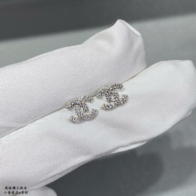 CH0099 2 5 Мини-сережки Chanel «Little