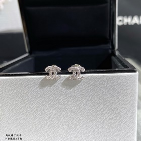 CH0099 2 5 Мини-сережки Chanel «Little