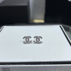CH0099 2 5 Мини-сережки Chanel «Little