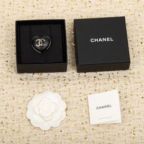 [Брошь CHANEL из овечьей кожи в форме 