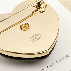 [Брошь CHANEL из овечьей кожи в форме 