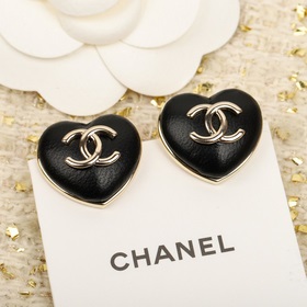 [Брошь Chanel из овечьей кожи в форме 