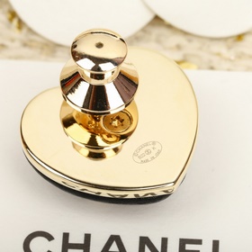 [Брошь Chanel из овечьей кожи в форме 