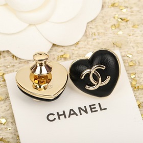 [Брошь Chanel из овечьей кожи в форме 