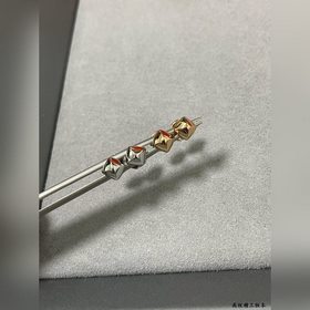 AA025 — серьги-гвоздики Hermès с одной