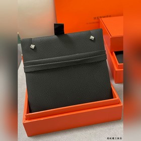 AA025 — серьги-гвоздики Hermès с одной