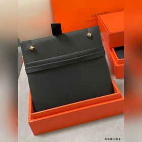 AA025 — серьги-гвоздики Hermès с одной