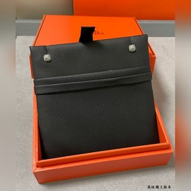 A0024 Серьги-гвоздики Hermès с одной з