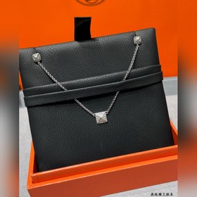 a021 Ожерелье Hermès с одной заклепкой