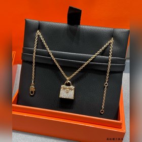 a015 Оригинальный кулон виде застежки 