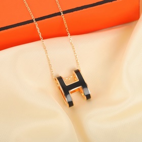 Ожерелье HERMES с эмалевым символом «H