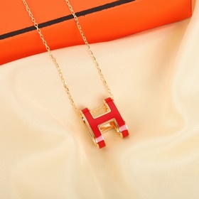 Ожерелье HERMES с эмалевым символом «H
