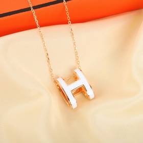 Ожерелье HERMES с эмалевым символом «H