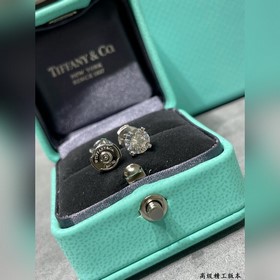 В комплекте с оригинальными наушниками