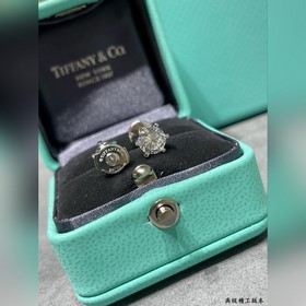 В комплекте с оригинальными наушниками