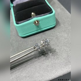 В комплекте с оригинальными наушниками
