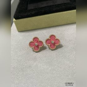 V0137 Серьги-гвоздики в форме четырехл