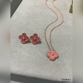 V0137 Серьги-гвоздики в форме четырехл