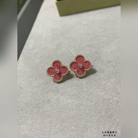 V0137 Серьги-гвоздики в форме четырехл