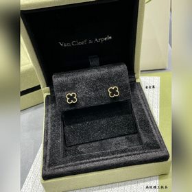 V114 VCA — миниатюрные серьги-гвоздики