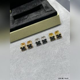 V114 VCA — миниатюрные серьги-гвоздики