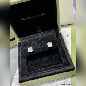 Миниатюрные серьги-гвоздики VCA из выс