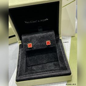 V114 VCA — миниатюрные серьги-гвоздики