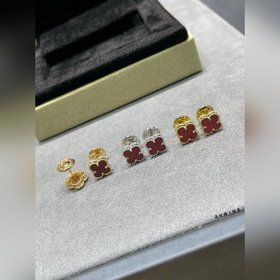 V114 VCA — миниатюрные серьги-гвоздики