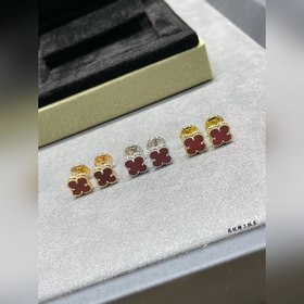 V114 VCA — миниатюрные серьги-гвоздики
