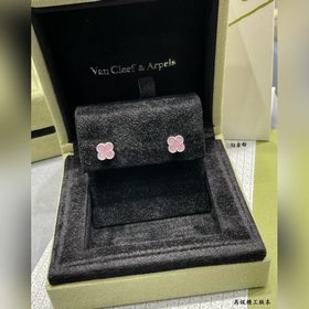 V114 VCA — миниатюрные серьги-гвоздики