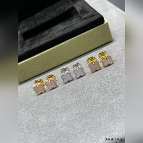 V114 VCA — миниатюрные серьги-гвоздики