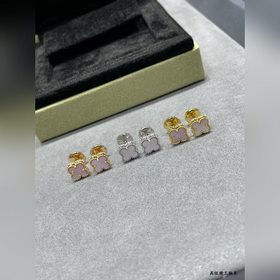 V114 VCA — миниатюрные серьги-гвоздики