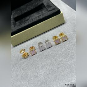 V114 VCA — миниатюрные серьги-гвоздики