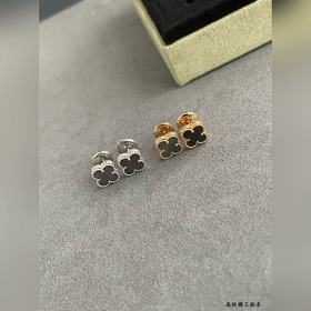 Сережки-гвоздики V114 VCA виде четырех
